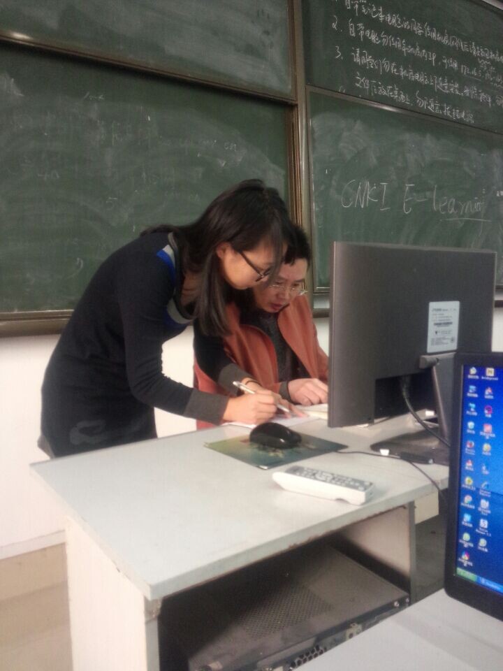 刘建炜副教授指导学生开放实验